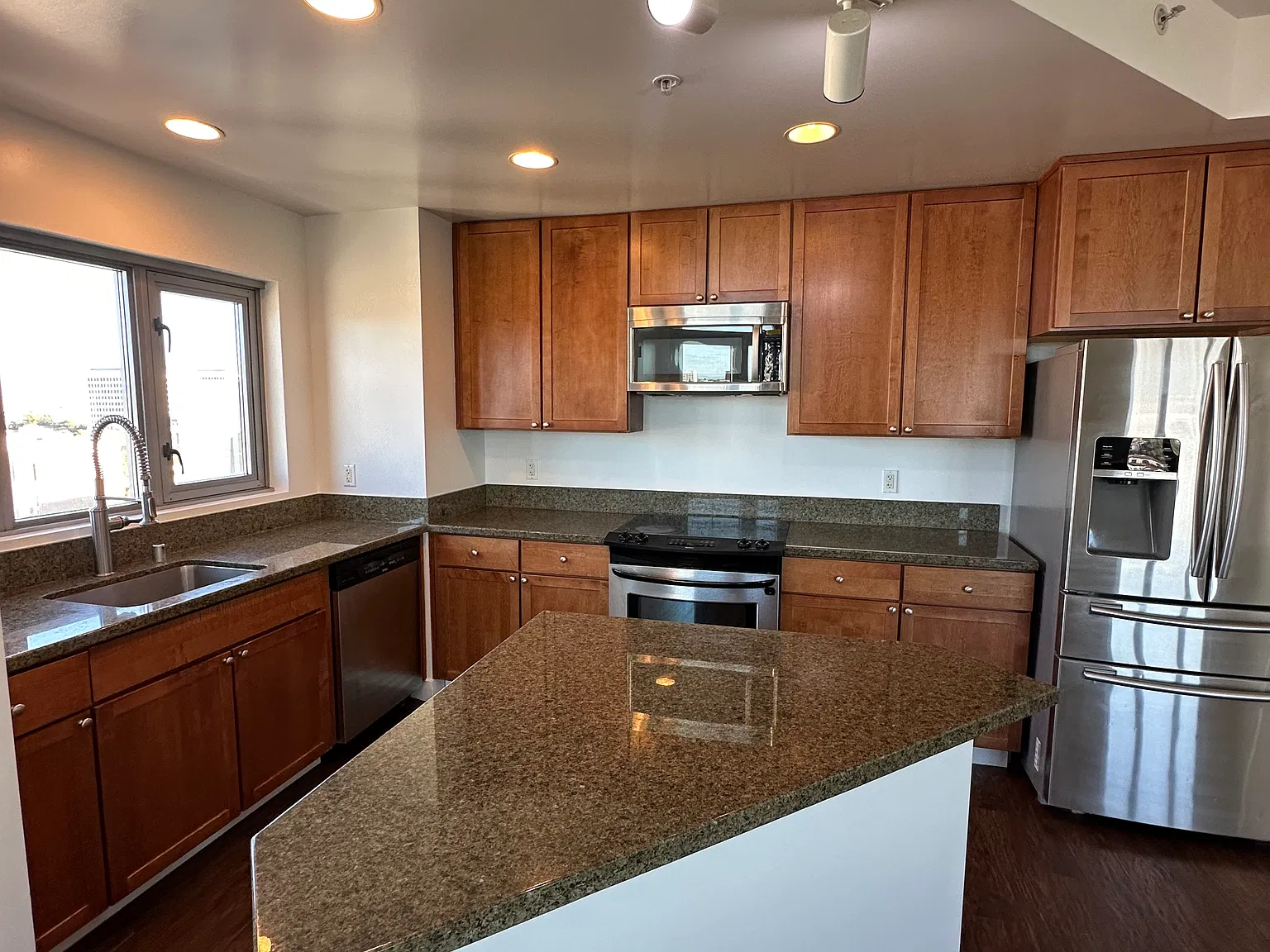 175 W Saint James St — Photo 4