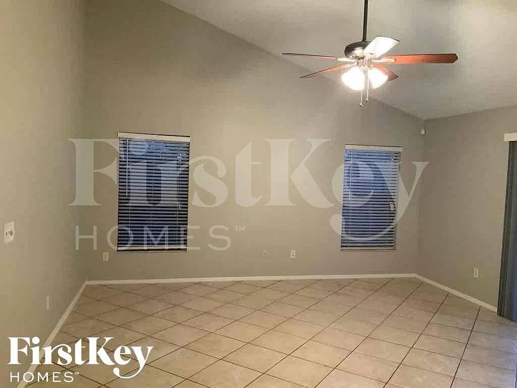 3 bed, 2.0 bath, 1619 sqft, $2,495 — Photo 4