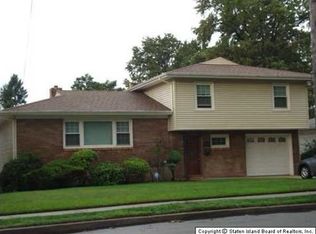 624 W Fingerboard Rd, Staten Island, NY 10305