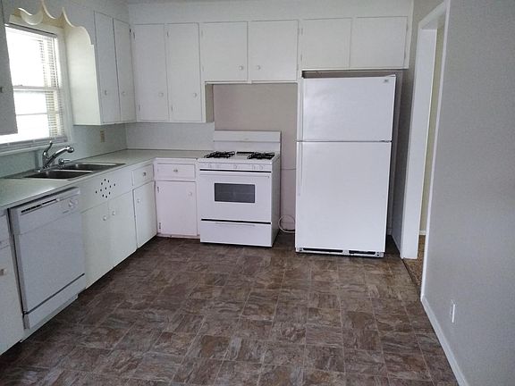 3rd image of 3446 E Funston St