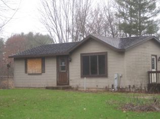 E6439 Heinke Rd, New London, WI 54961