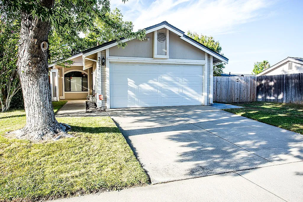 3721 Pinehill Way photo 1