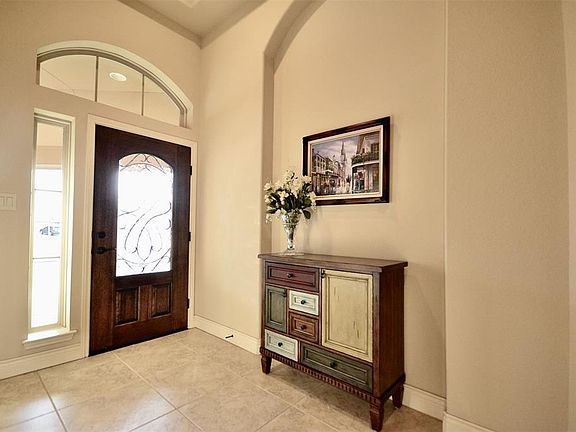 Bright and airy entrance