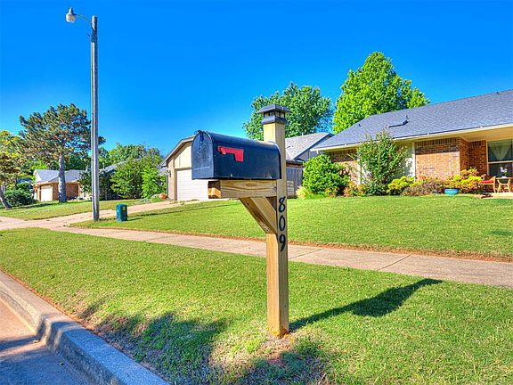 4th image of 809 Lakeside Cir