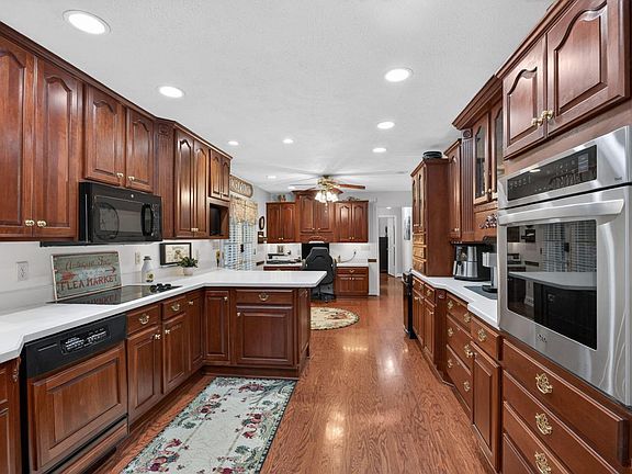3rd image of 185 Clearview Cir