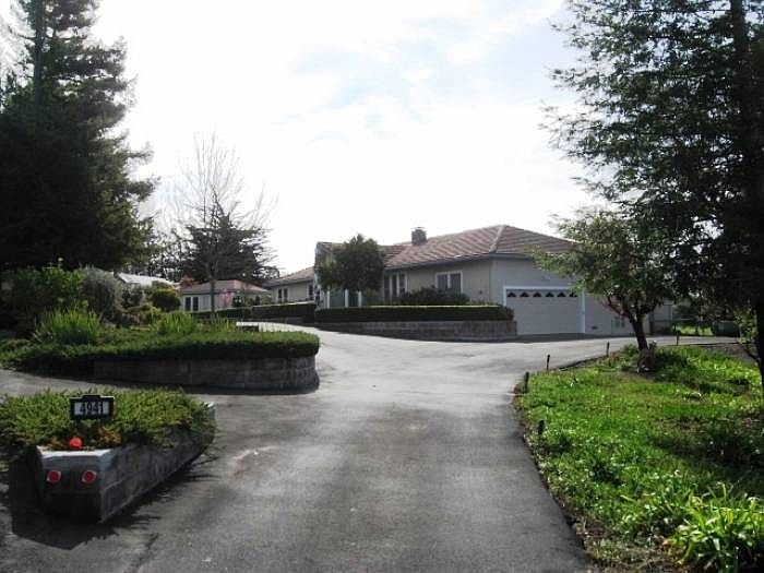 ESTATE LIKE ENTRANCE