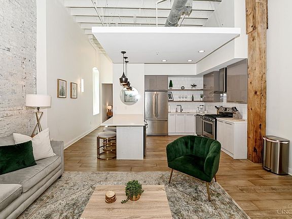 3rd image of 813 Broadway St Unit 402