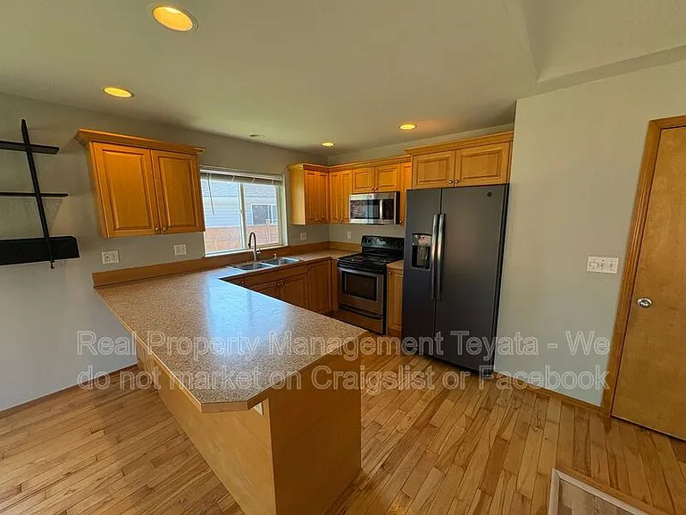 8390 Richmond Park Rd — Photo 4