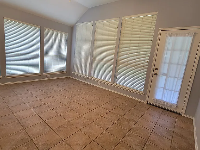 401 Colony Dr — Photo 10