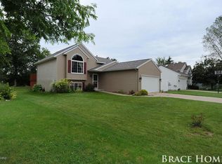 220 Prairie Run Dr NE, Cedar Springs, MI 49319