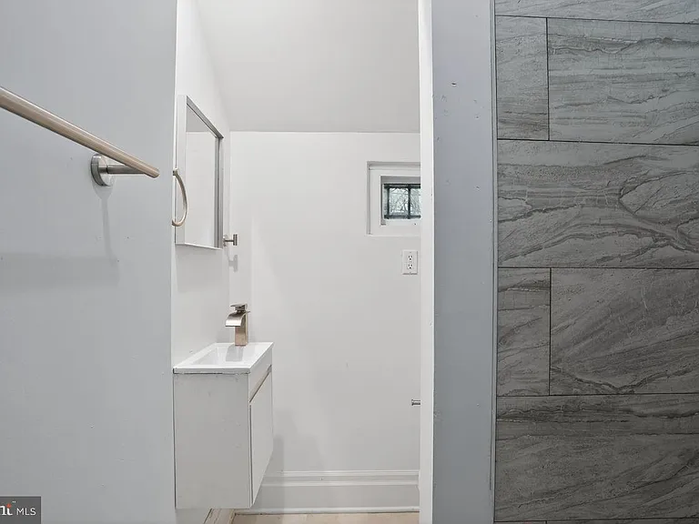 1302 N Dover St — Photo 29