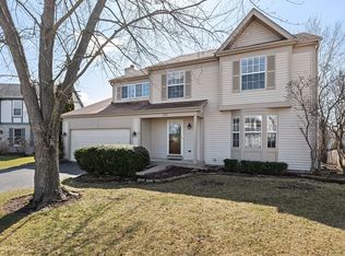 211 Springbrook Ct, Mundelein, IL 60060