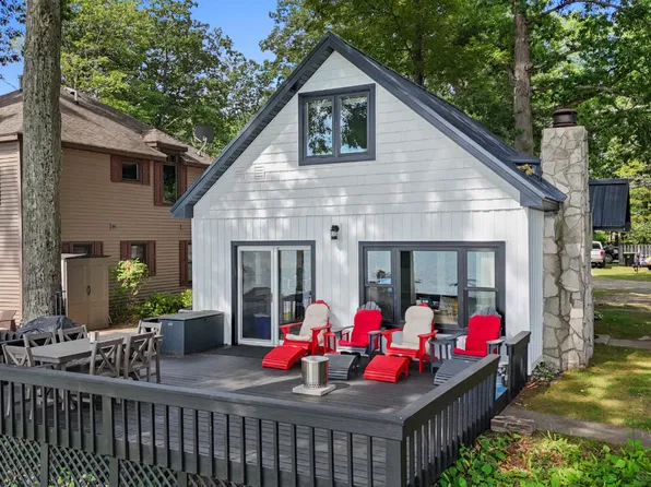 9142 W Higgins Lake Dr, Roscommon, MI 48653