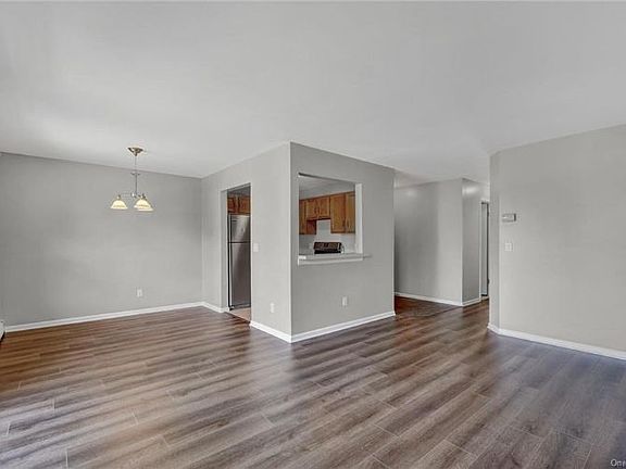 5th image of 27 Lexington Hl Unit 4