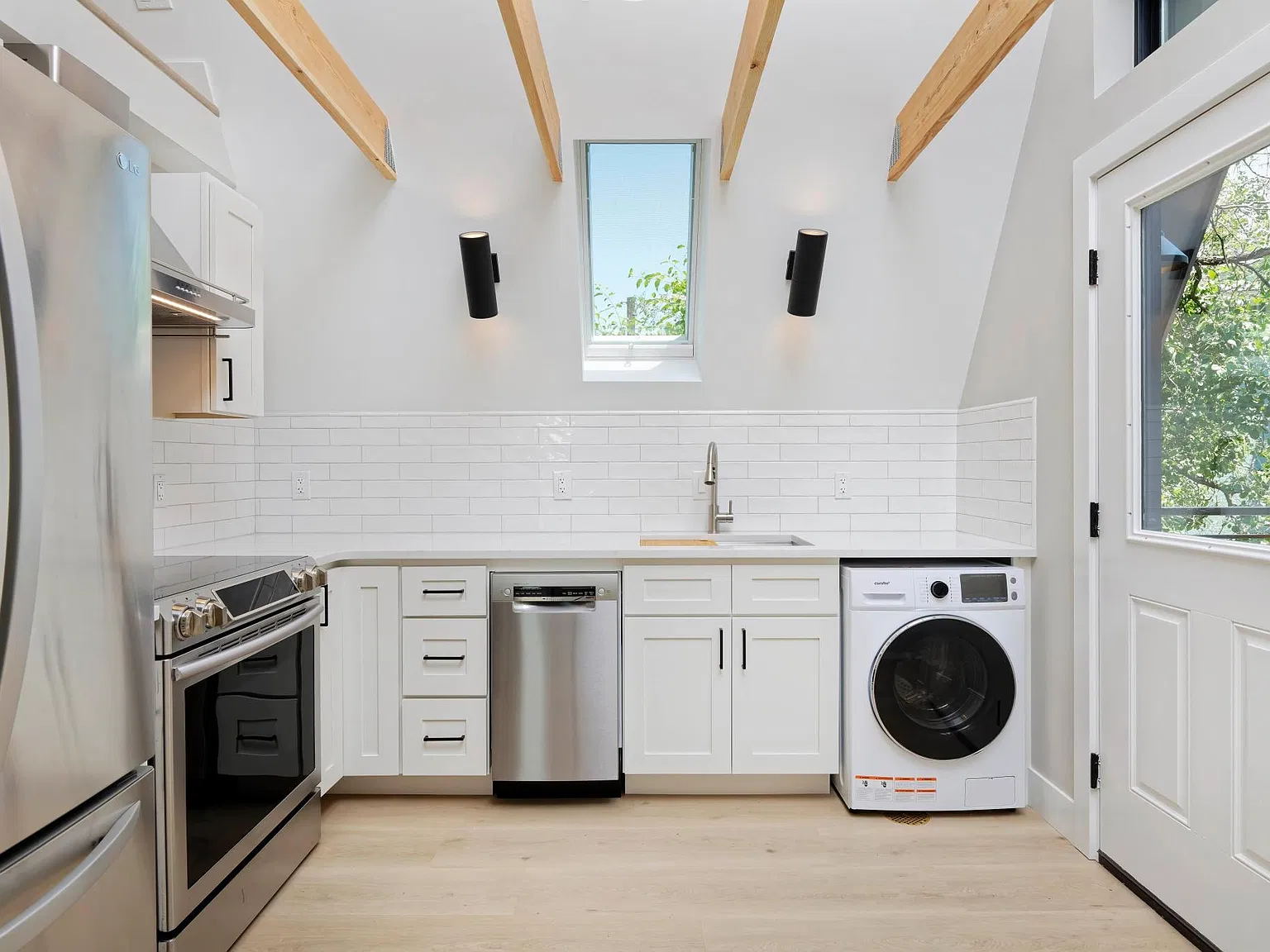 2 bed, 520 sqft, $2,300 — Photo 4