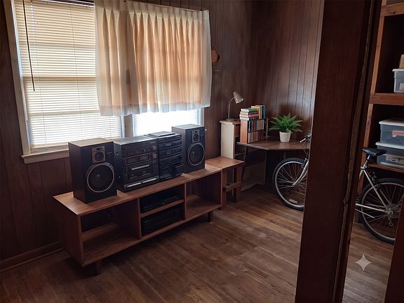 4th image of 1204 N Fannin Ave