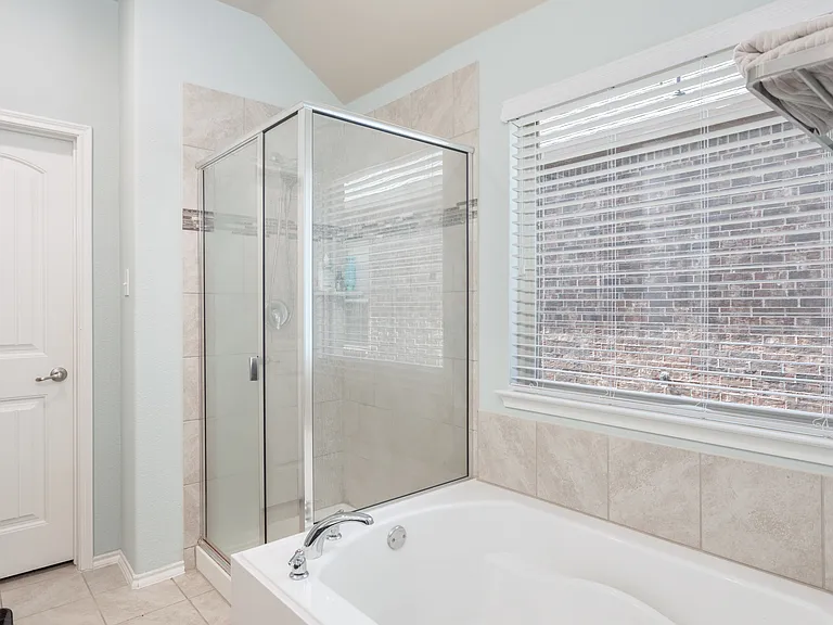 912 Lake Cypress Ln — Photo 23