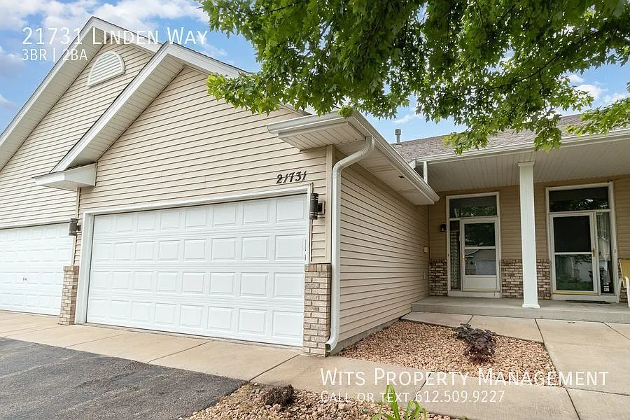 Charming 3-Bedroom Townhouse in a Quiet Rogers Neighborhood Access to Pool & Clubroom! — Photo 3