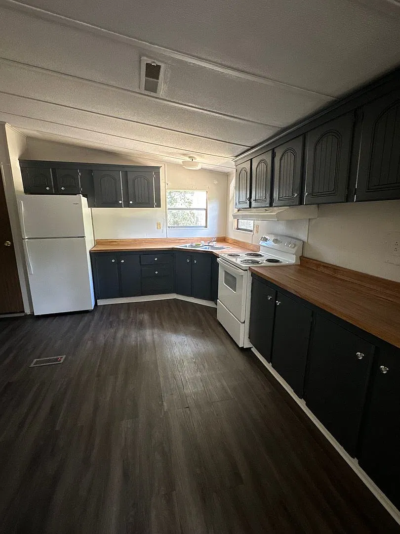 552 Harbor Drive — Photo 2