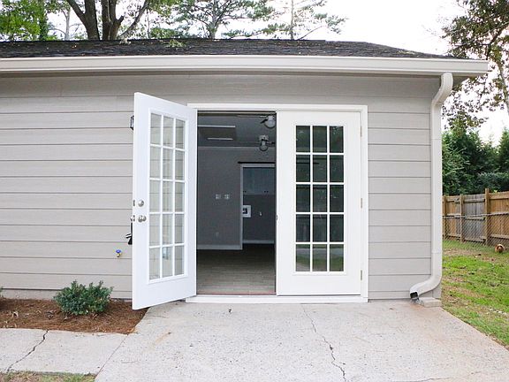 3rd image of 1005 Sweetwater Cir NW