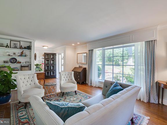 2nd image of 107 Windsor Cir