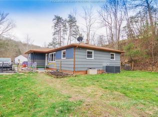 29 Hill View Dr, Alum Creek, WV 25003