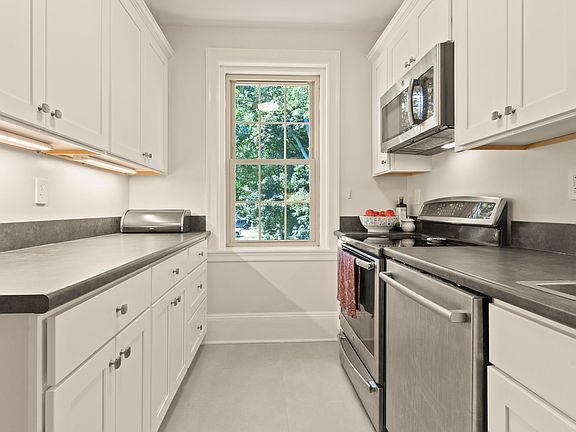 4th image of 290 Baxter Boulevard #E2