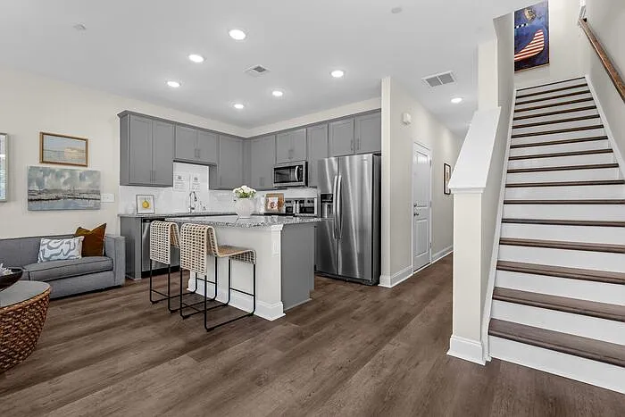 3 bed, 2.5 bath, 1137 sqft, $1,995 — Photo 3