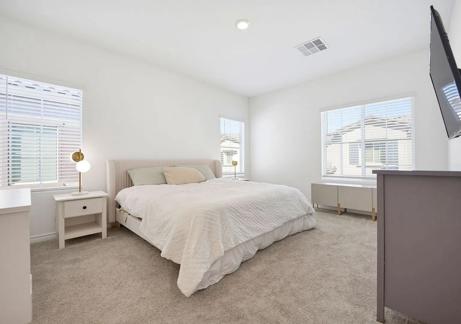 Gated 2023 Roxbury Townhome 2BD/2.5BA, Pool & Garage Avail 2/1 — Photo 2