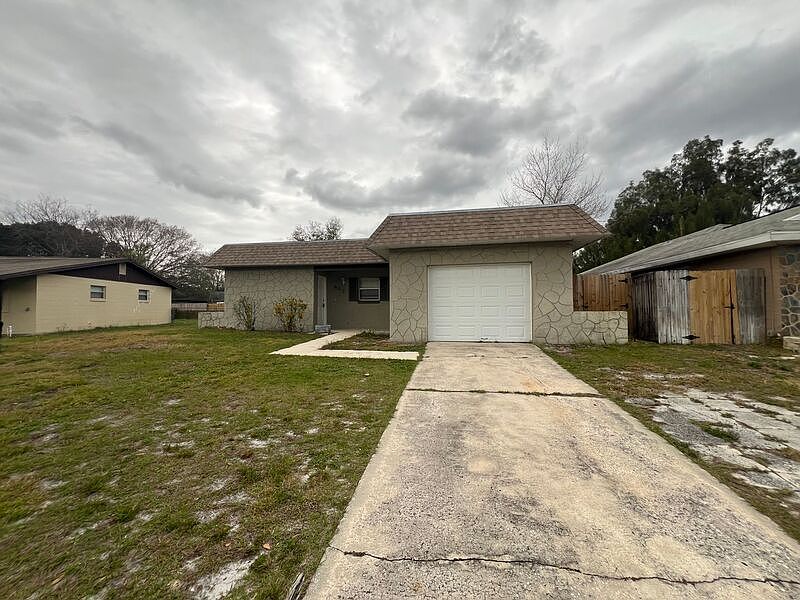 1st image of 407 S Hawthorn Cir