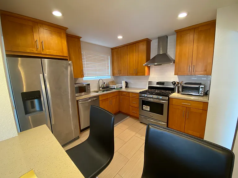 28 Rockford Ave — Photo 3