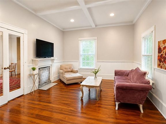5th image of 1090 Forest Ave