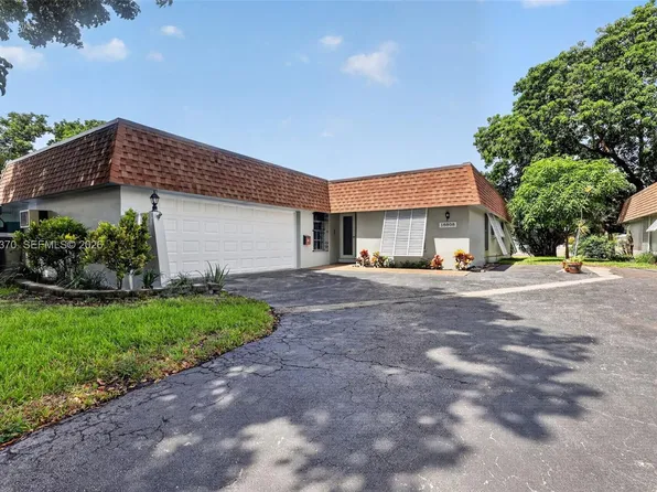18808 W Lake Dr, Hialeah, FL 33015