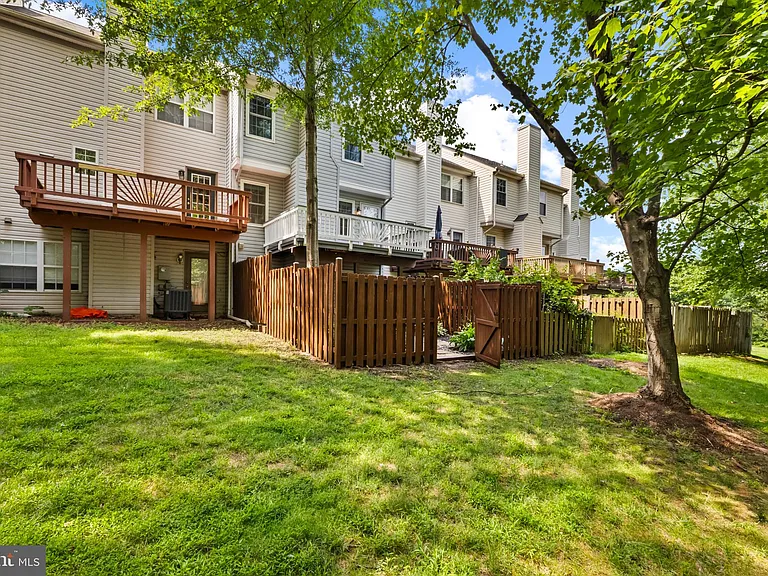 106 Hackley Ct — Photo 25