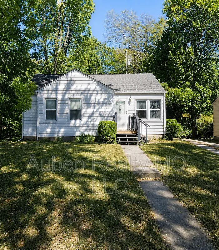 3 bed, 1.0 bath, 832 sqft, $1,550 — Photo 1