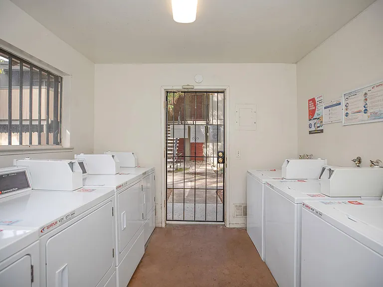 Lindsay Apartments — Photo 8