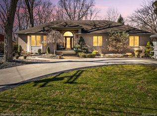 38415 Riverside Dr, Clinton Township, MI 48036