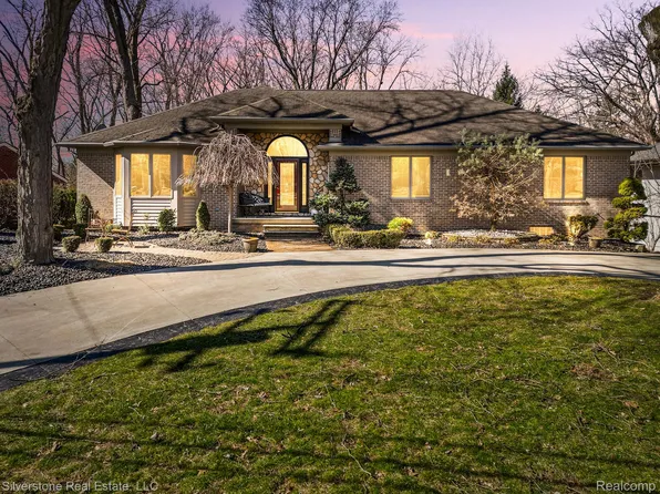 38415 Riverside Dr, Clinton Township, MI 48036