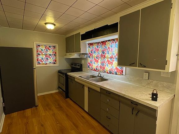 3rd image of 330 W 1st St #1