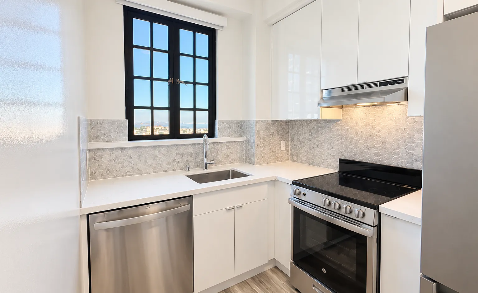 Sun-Soaked Remodeled Corner 2BR/2BA with Golden Gate & Marin Views — Photo 2