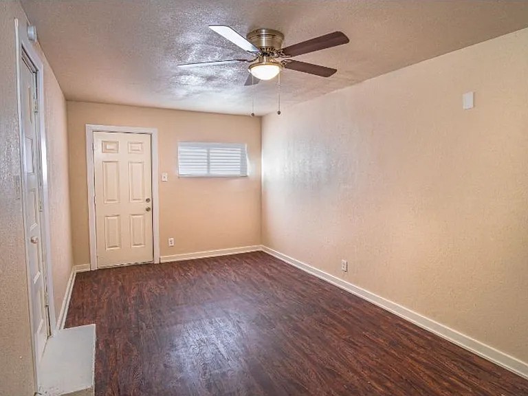 1003 Poinsettia — Photo 5