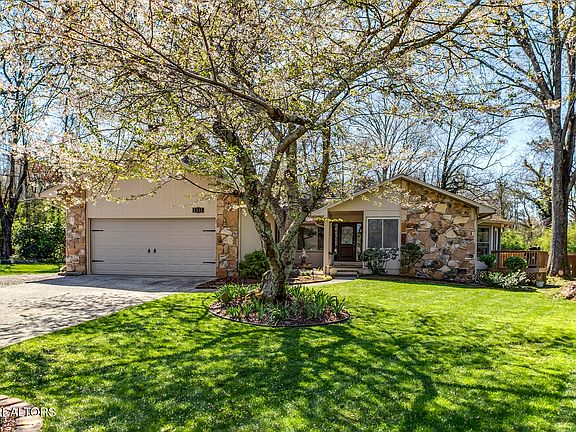 3rd image of 1313 Cherry Tree Ln
