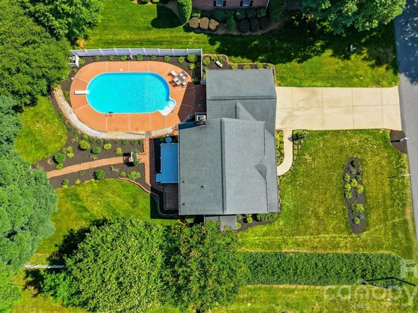 1948 Twin Ponds Dr, Hickory, NC 28602