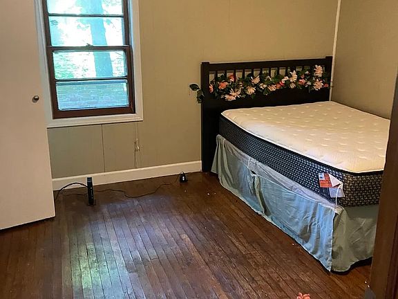 3rd image of 1004 W University Ave #2
