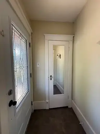 3 bed, 1.0 bath, 1100 sqft, $2,400 — Photo 2