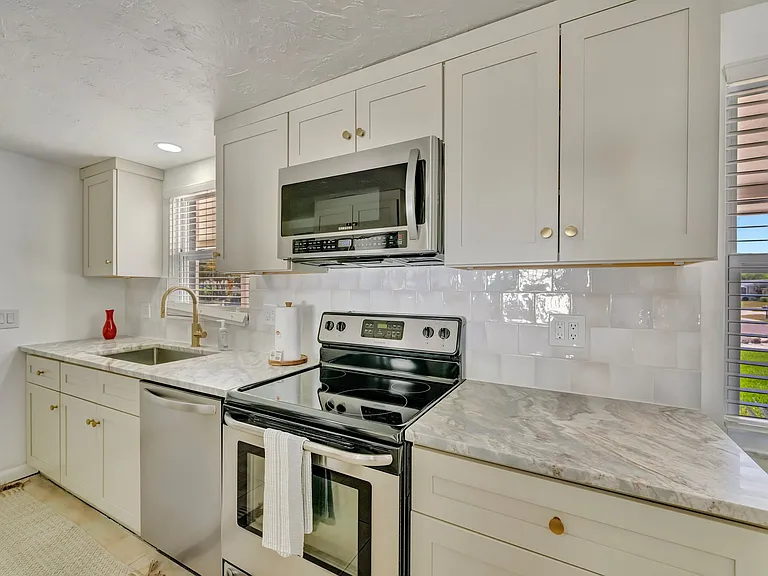 6426 Colonial Dr — Photo 6