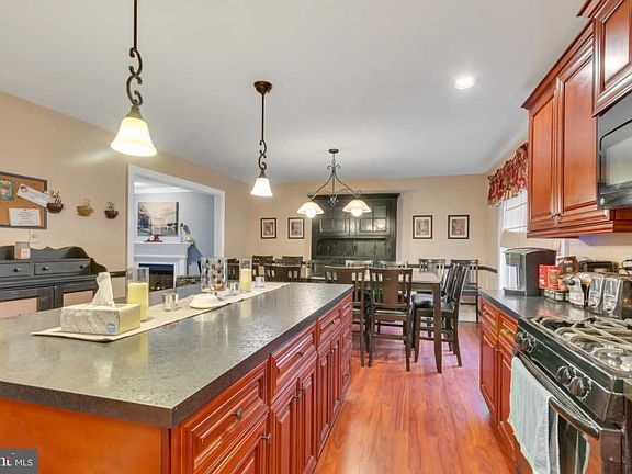 5th image of 32 Greenwood Dr