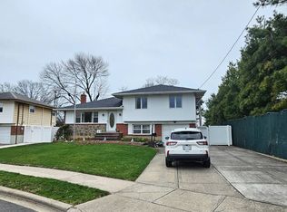 15 Evers St, Hicksville, NY 11801