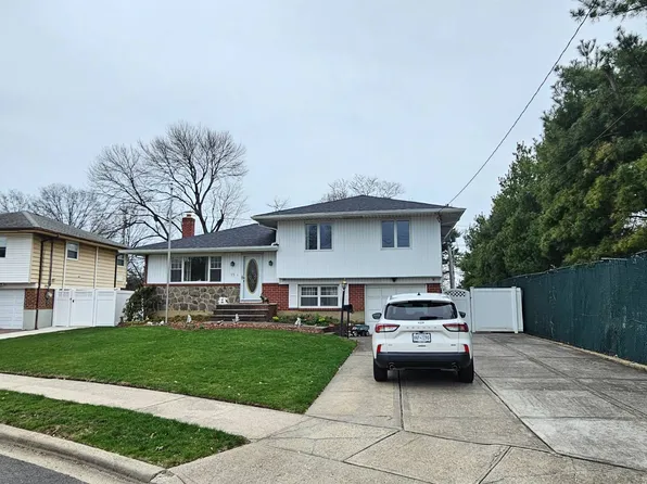 15 Evers St, Hicksville, NY 11801