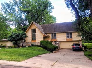 9827 Aberdeen Dr, Leawood, KS 66206